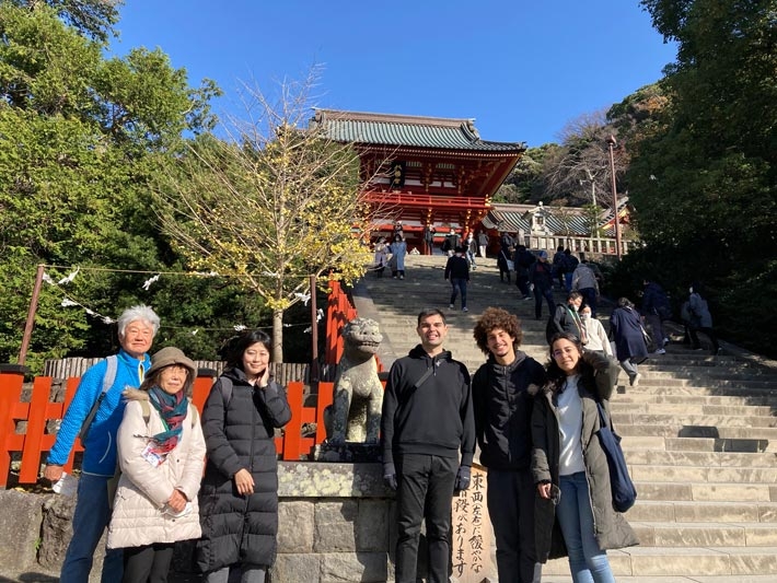 鶴岡八幡宮の本宮に続く大石段にて記念撮影