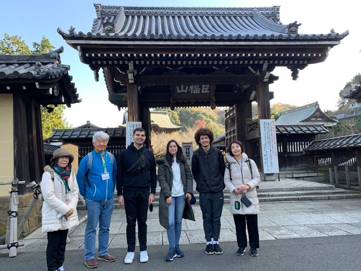 鎌倉五山第一位の建長寺を訪れた一行