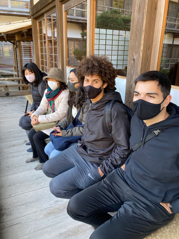 建長寺庭園を前にくつろぐ留学生とKSGGのガイド