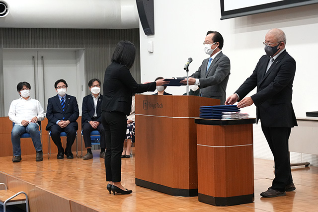 益学長から表彰される受賞者（左）