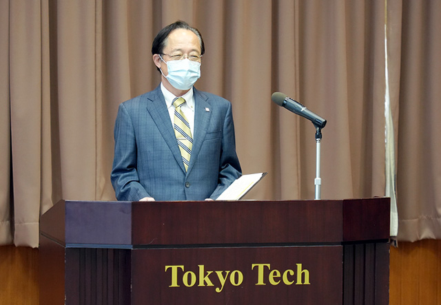 祝辞を述べる益学長