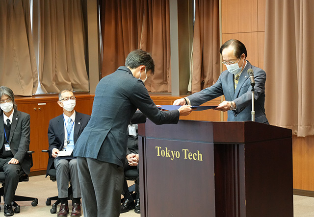 益学長から表彰される永年勤続の職員
