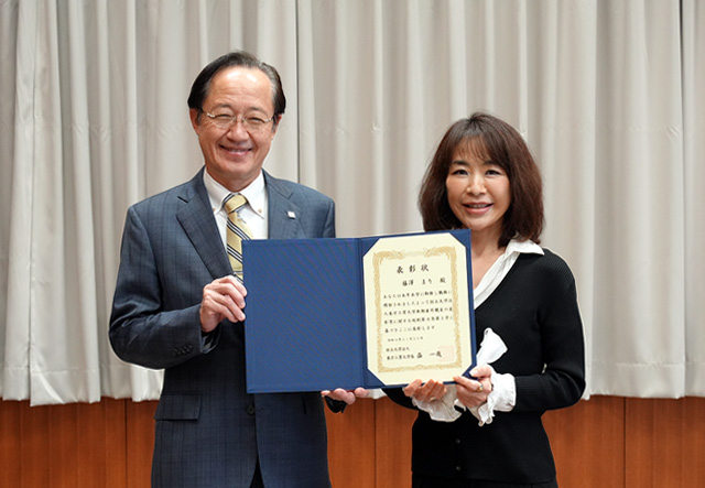 表彰された無期雇用職員の記念撮影