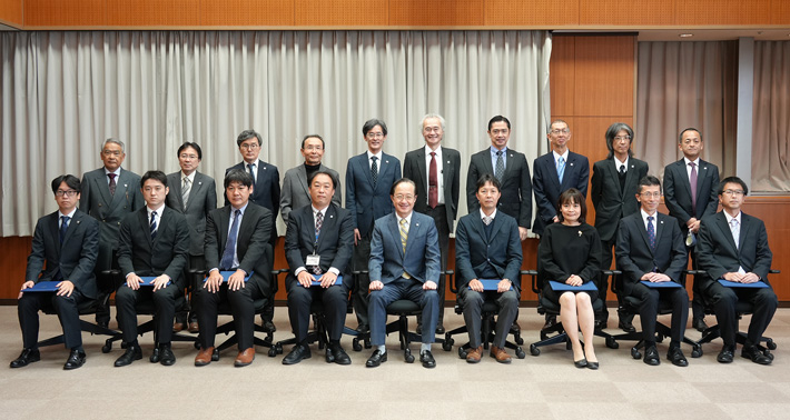 表彰された常勤職員の記念撮影