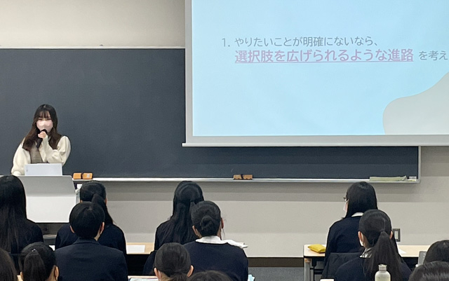 中高生に向けて講演する修士課程学生