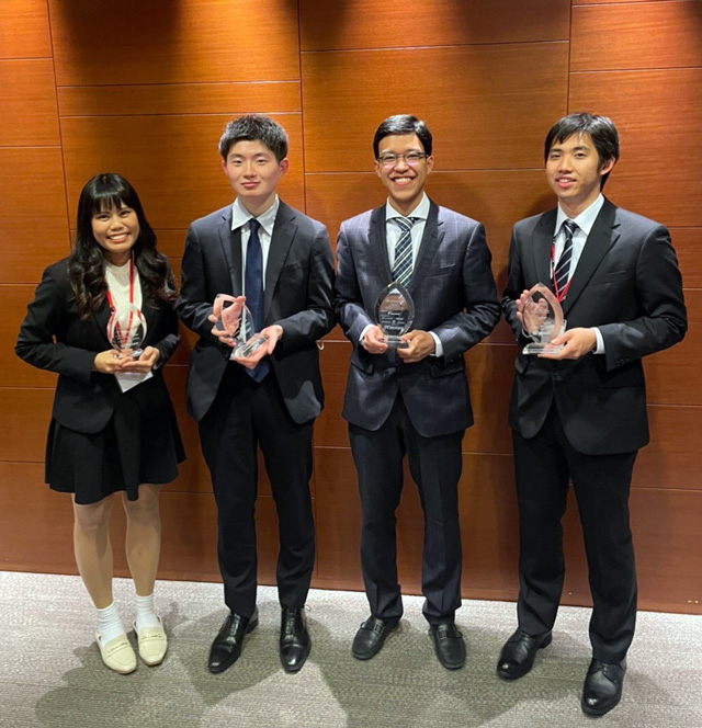優勝盾を手にする東工大チーム（左から クライウッティアナントさん、反田さん、 ヨサンディさん、佐藤さん）