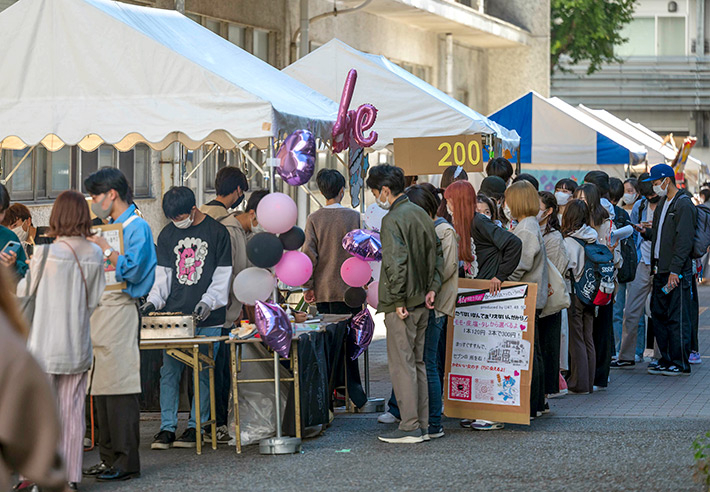 来場者でにぎわう模擬店街