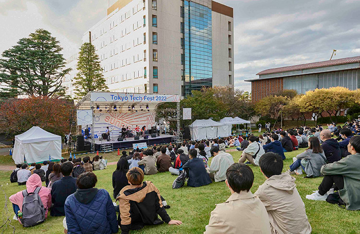 野外ステージのイベントに参加する来場者たち