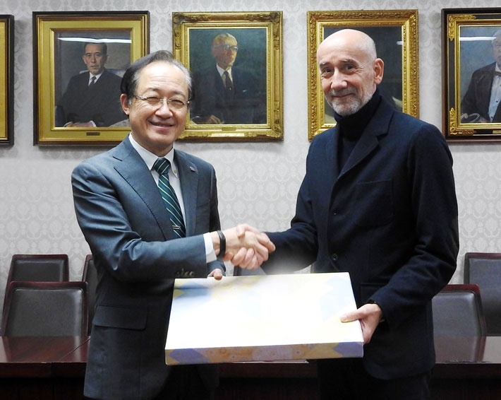 握手をするパケ大使（右）と益学長（左）