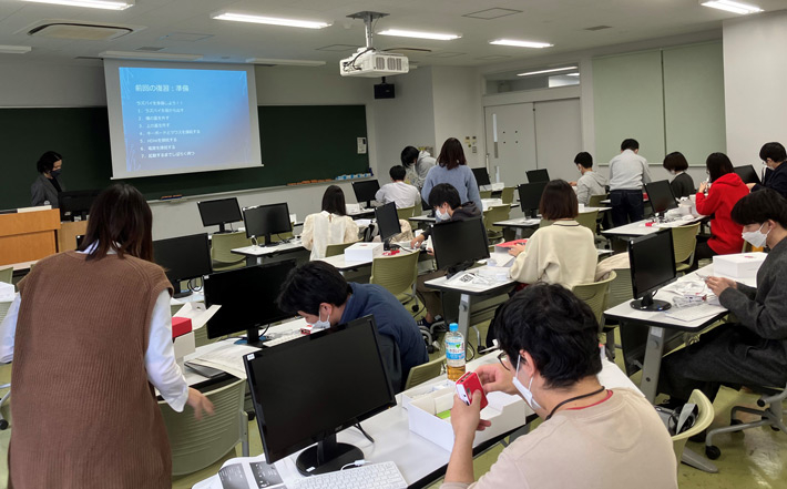 ラズパイの回路を組み立てる参加者たち