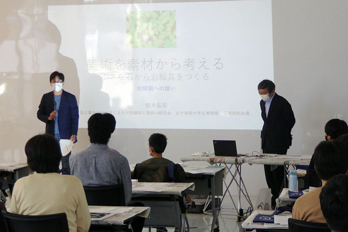 あいさつをする山﨑鯛介副館長