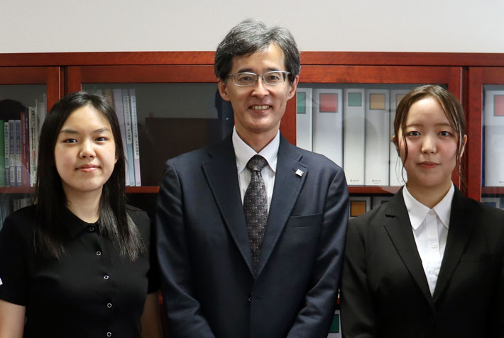 井村理事・副学長（教育担当）（中央)、タンジルさん（左）、目見田さん（右）