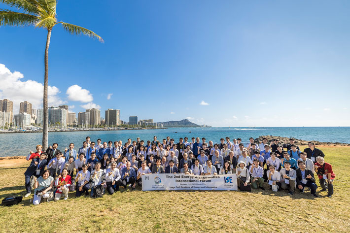 開催地のハワイで記念撮影する現地参加者