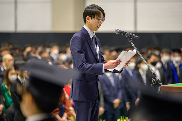 謝辞を述べる学士課程卒業生総代の玄さん