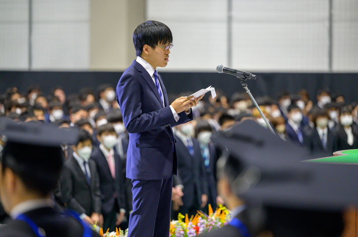 答辞を述べる学士課程新入生総代、小形昭博さん（情報理工学院 学士課程）