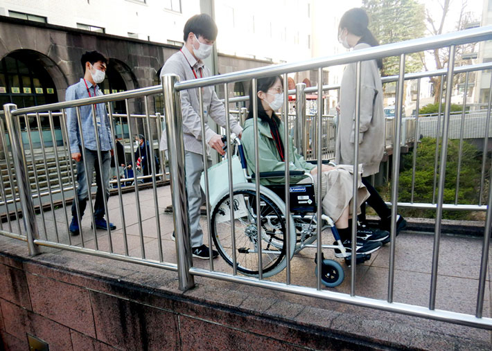 ワークショップで車いすの操作方法を学ぶ学生