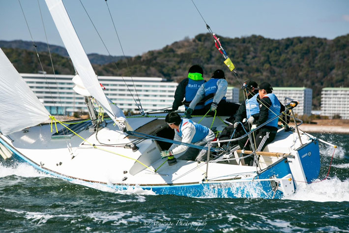 レーススタート直前、強風により荒れた海に乗り出すGRADsのメンバー（Photo by Ayascape Photography）