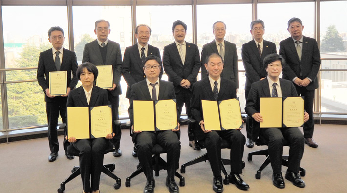 認定証を手にするTC・TM認定者たち