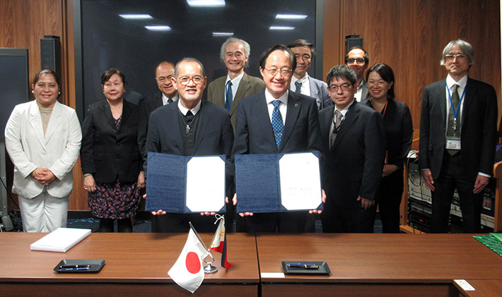 オカ学長（中央左）、益学長（中央右）らの記念撮影