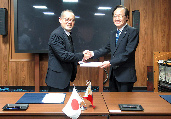 オカ学長（左）と益学長（右）