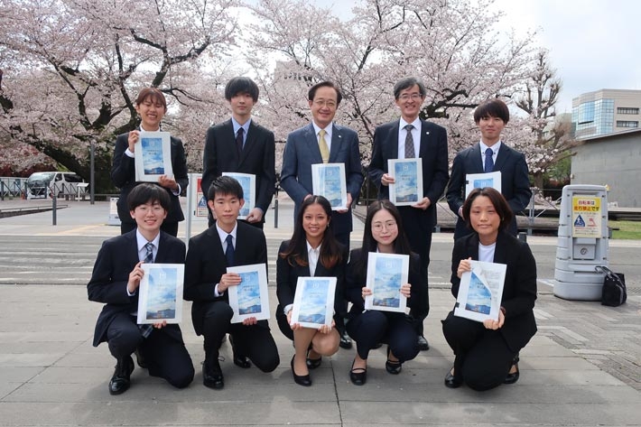 益学長（上段右から3人目）、井村理事・副学長（上段右から2人目）に提言書を提出した学勢調査2022学生スタッフ