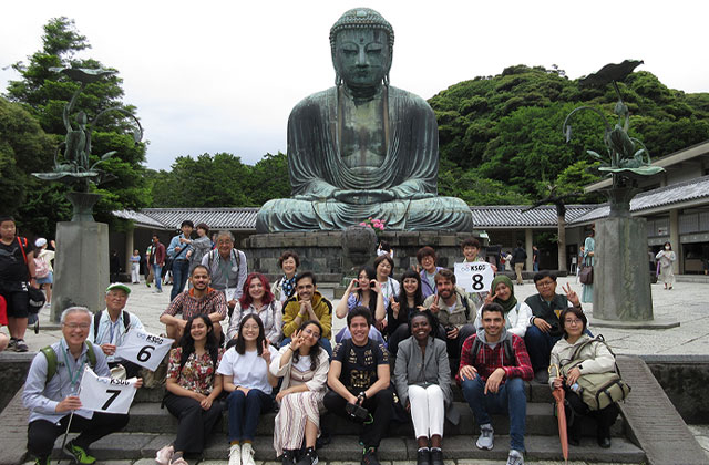 高徳院の鎌倉大仏の前で記念撮影