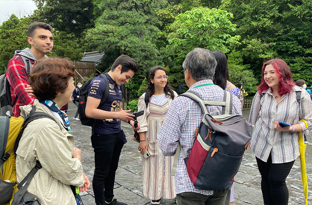 鶴岡八幡宮でガイドの説明を聞く留学生たち