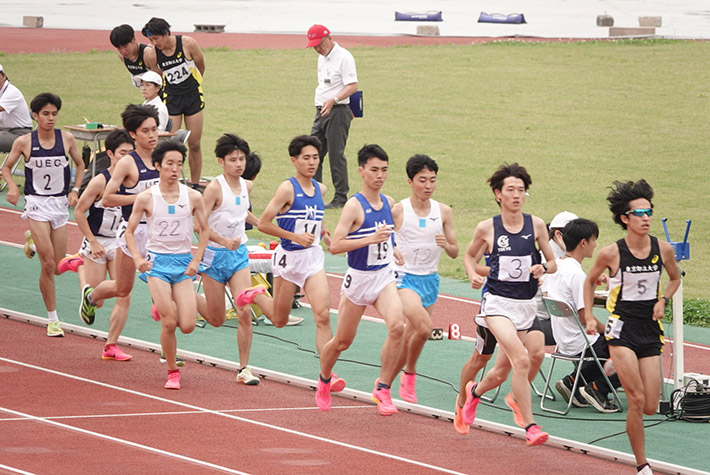 男子5,000mで2位の工学院 機械系の伊藤颯吾さん（修士課程2年、中央左）と5位の物質理工学院 材料系の中村駿太さん（学士課程3年、中央右）