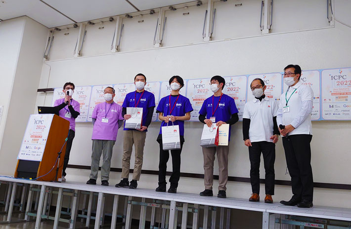 ICPCアジア地区横浜大会で1位の表彰を受けるチームtonosamaのメンバー