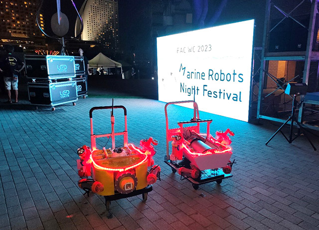 パフォーマンスを行ったロボットKurione2（左）とKurione3