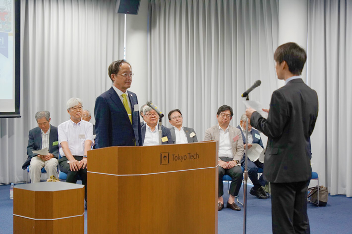 謝辞を述べる奨学生代表（右）