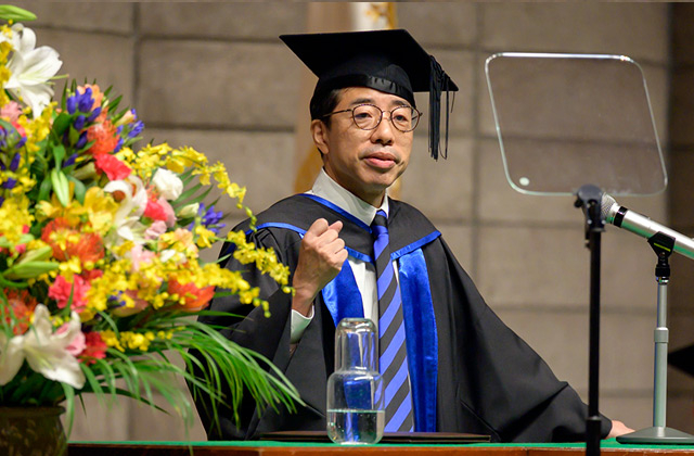 お祝いの言葉を述べる井上光太郎工学院長