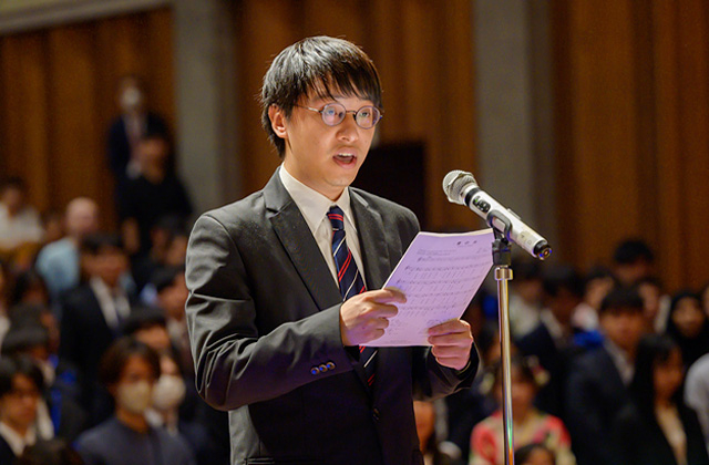 謝辞を述べる大学院課程修了生総代の王さん