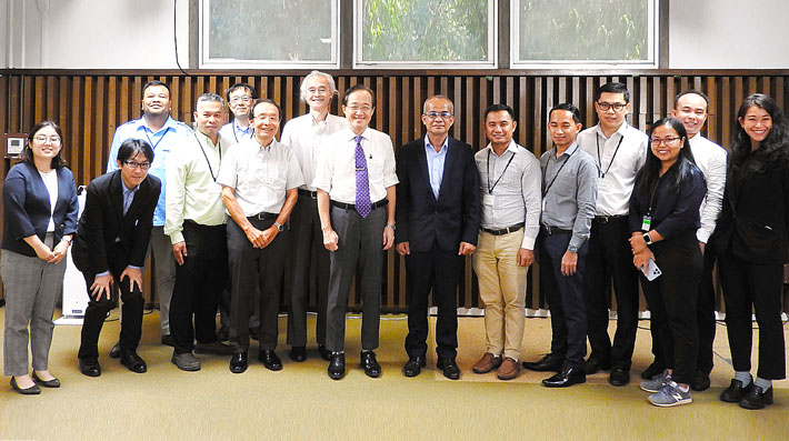 益学長（中央左）と国立バッタンバン大学ソク・コーン学長（中央右）ら訪問団