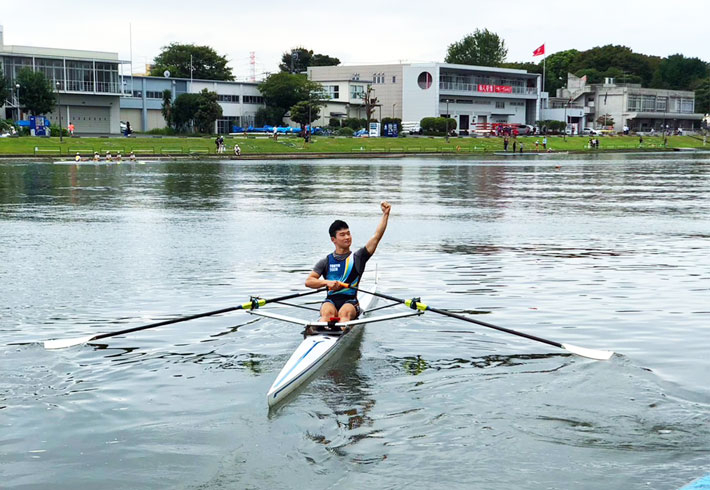 男子シングルスカル優勝の小岩泰治さん