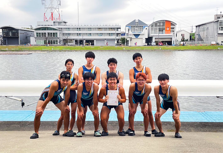 2位入賞男子エイトクルー 後列左から、水谷さん、石羽さん、西さん、浜田さん 前列左から、奥田さん、東崎さん、安間さん、石橋さん、遊佐さん