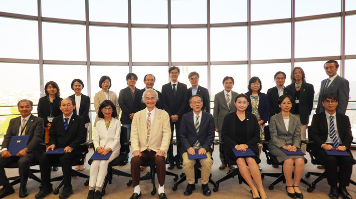 表彰されたURAと理事たちとの記念撮影