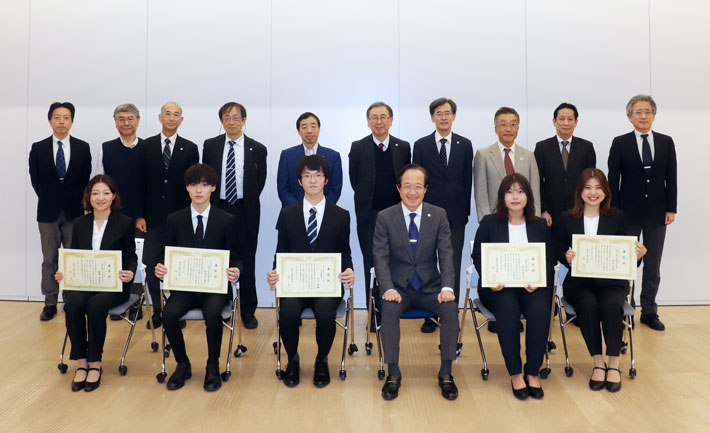 授与式後の記念撮影（前列左から、藤崎さん、長谷川さん、小川さん、益学長、キムさん、大友さん）