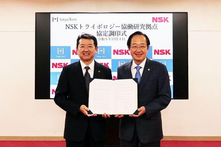 （左）NSKの近江勇人執行役専務 ／ （右）東工大の益一哉学長