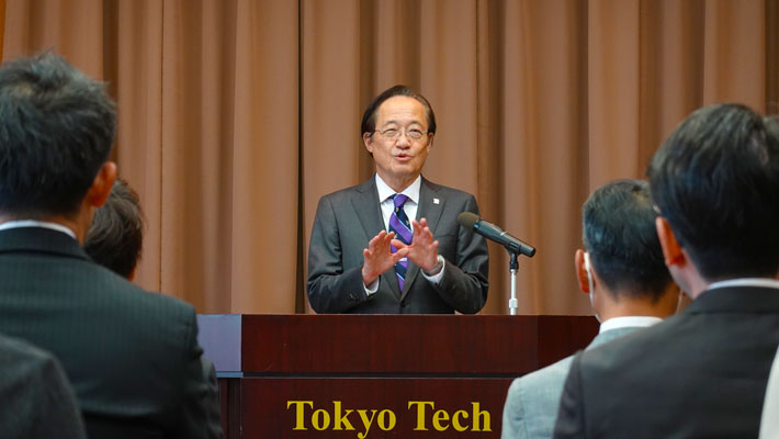 祝辞を述べる益学長