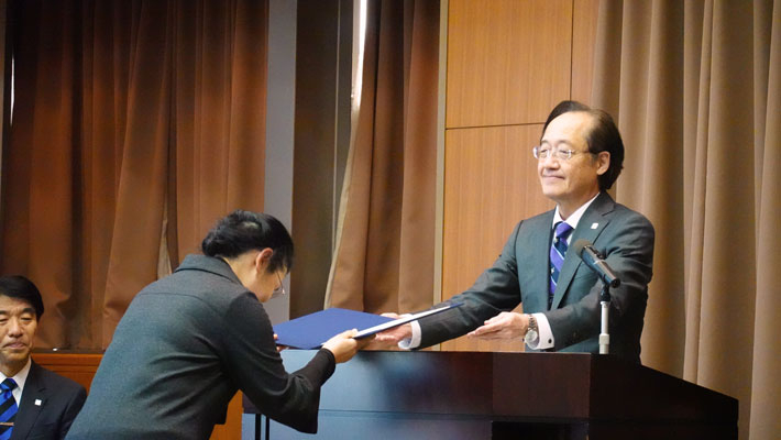 表彰状を受け取る永年勤続職員