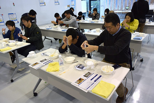 墨汁ろ過実験に真剣に取り組む参加者