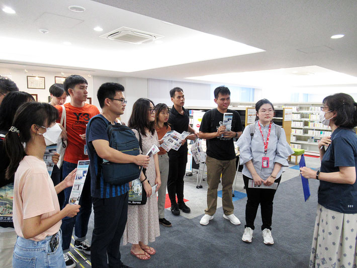 すずかけ台図書館で説明を受ける学生