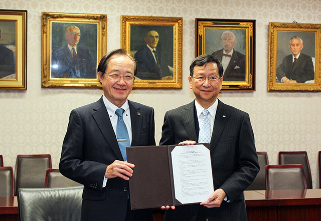 益学長（左）とNIMSの宝野理事長（右）