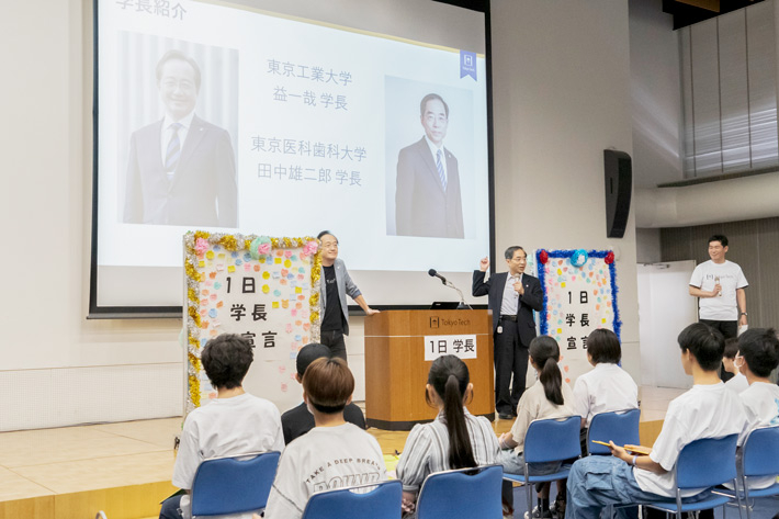 両学長による「1日学長宣言」開会あいさつ