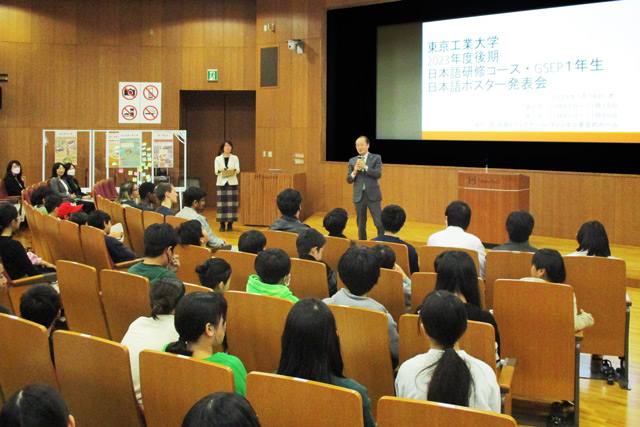 留学生と小学生にメッセージを送る益学長