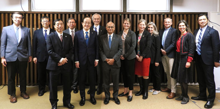 益学長（前列中央）、ヴィヴェク・ゴエル学長（前列右）他による記念写真