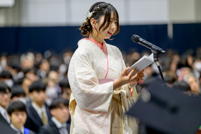 謝辞を述べる学士課程卒業生総代の藤山さん