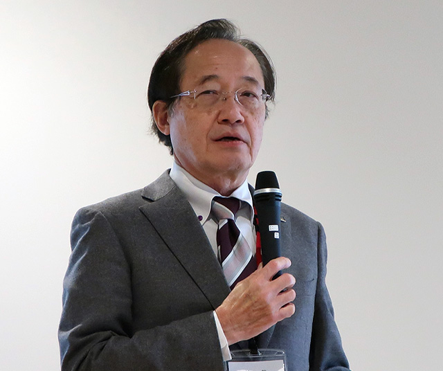 開会のあいさつをする益学長