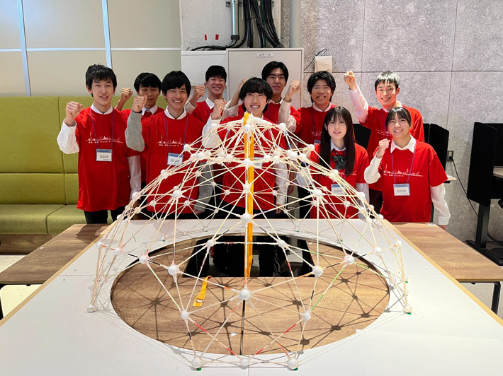 完成した構造模型と「小林組」メンバー